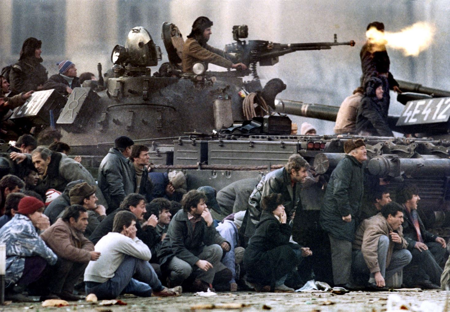 Присоединившийся к демонстрантам румынский танкист обстреливает позиции секуритате, Бухарест, Румыния, 22 декабря 1989 г.