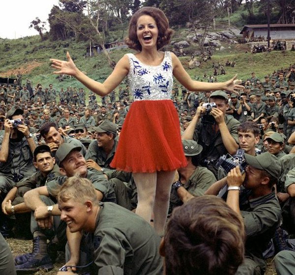 Мисс Алабама выступает перед американскими солдатами в Ан Хе, Вьетнам, 1970 г.
