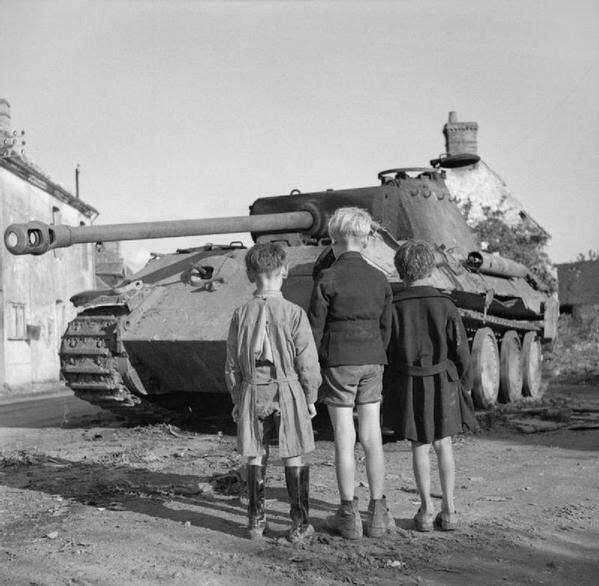 Французские мальчишки разглядывают подбитый немецкий танк "Пантера", Фалез, Франция. 1944 г.