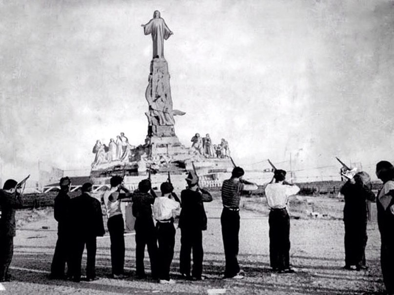 Бойцы Народного фронта расстреливают статую Христа, Испания, 1936 г.