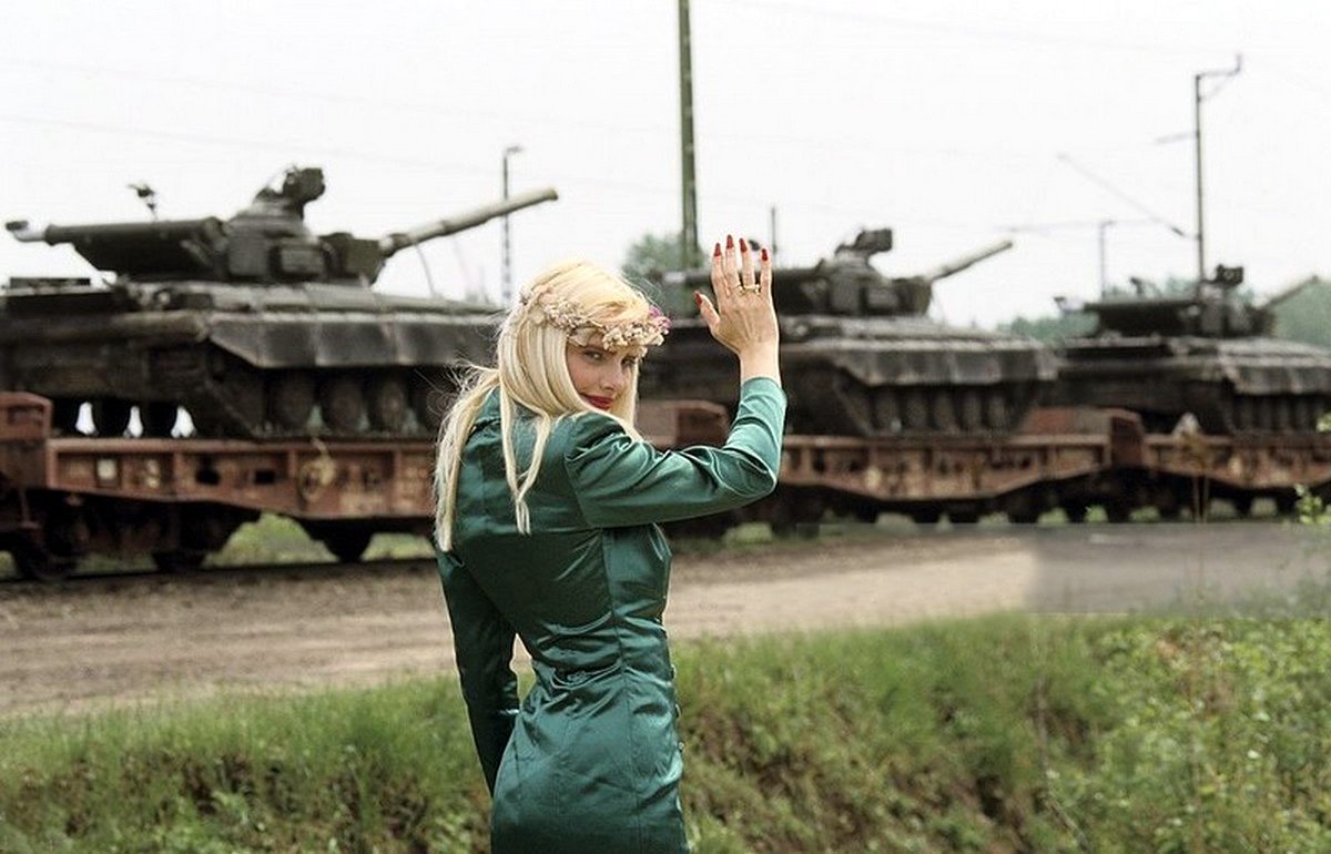 Итальянская порноактриса венгерского происхождения Чиччолина провожает советские танки Южной группы войск, покидающиe Будапешт, 1990 г..