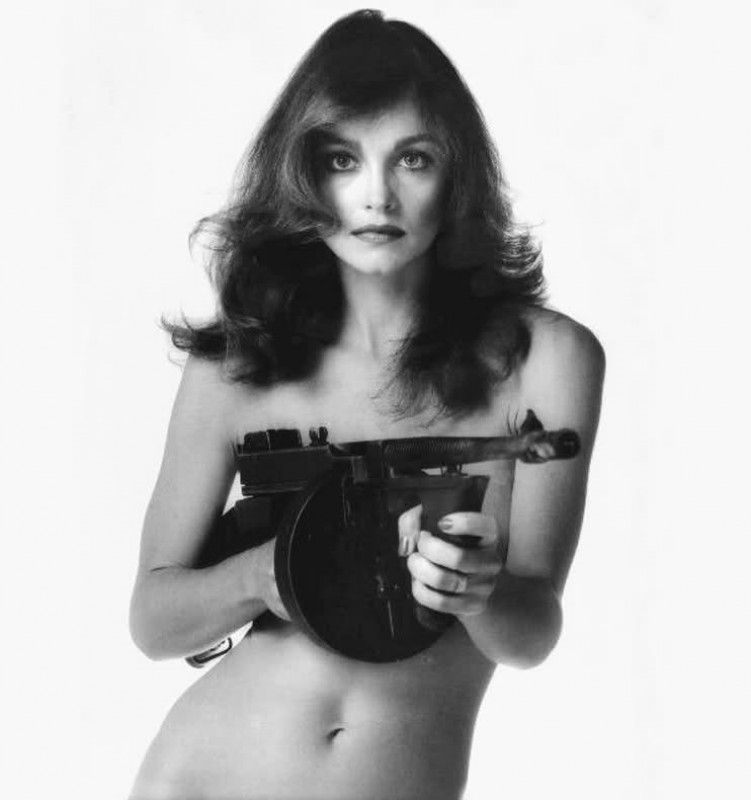 Актриса Памела Сью Мартин с пистолетом-пулемётом Томпсона, 1978 г.