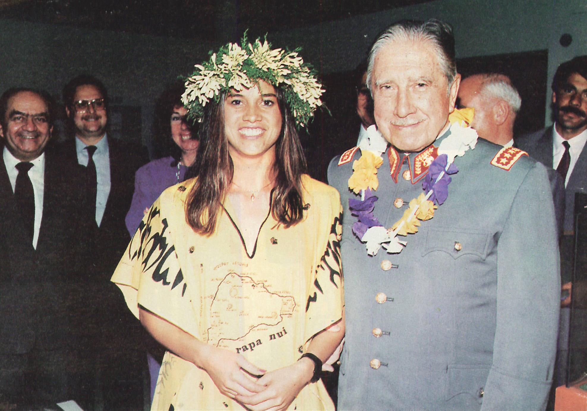 Генерал Пиночет с местной жительницей во время своего визита на о. Пасхи, Чили, 1990-е гг. На шее генерала висит цветочная гирлянда, характерная для островов Океании.