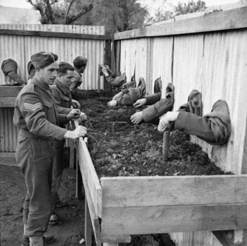 Тренировка саперов, Великобритания, 1940-е. Чтобы бойцы смогли работать ночью, они должны уметь вслепую обезвредить взрывчатое устройство.
