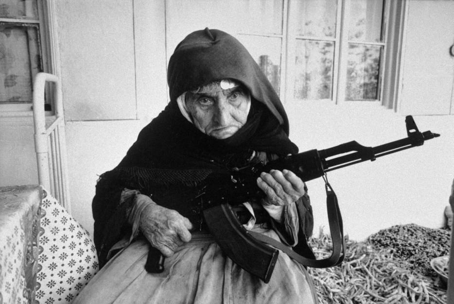 106-летняя армянка охраняет свой дом с автоматом AK-47, 1990 г.