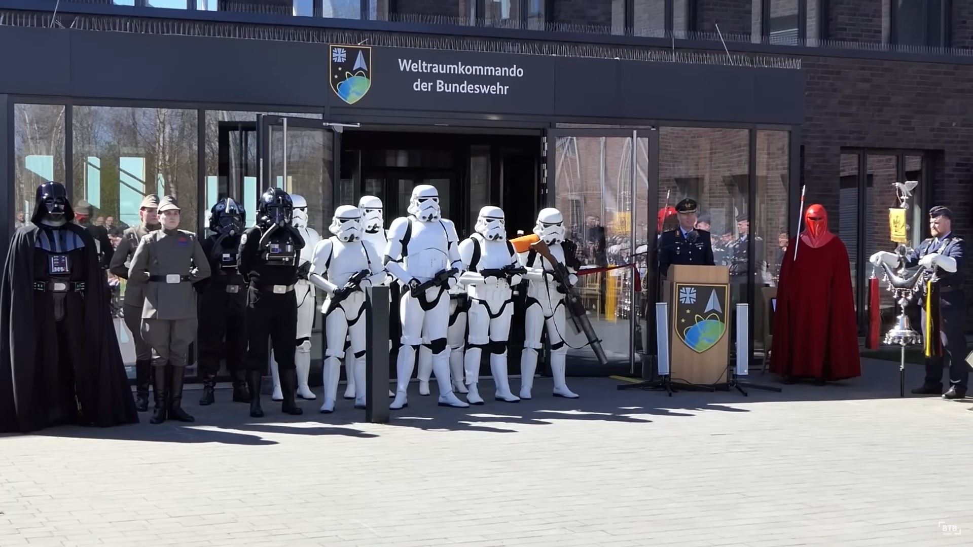 Персонажи из "Звёздных войн" на церемонии инаугурации Космического командования Бундесвера в Удеме, Германия, 3 апреля 2023 г.