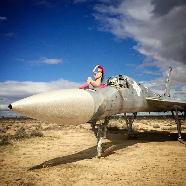Обнаженная девушка на выведенном из строя самолете Convair В-58 Hustler, 2019 г.