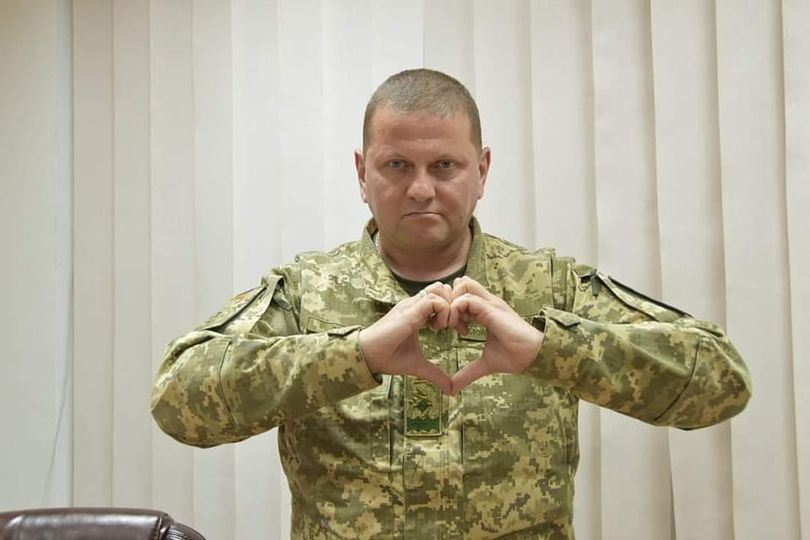 Главнокомандующий ВСУ Валерий Залужный в пиксельной форме показывает "сердечко", 2021 г.