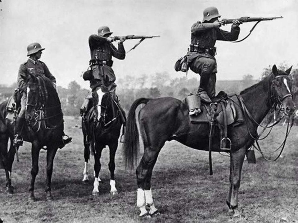 Немецкие кавалеристы целятся, стоя на лошадях, 1935 г.