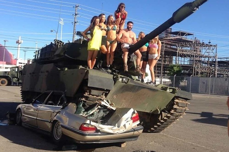 Американский инстаграм-блогер Дэн Билзерян на танке Chieftain Mk.6, переделанном под M1 Abrams, крушит автомобиль, 2014 г.
