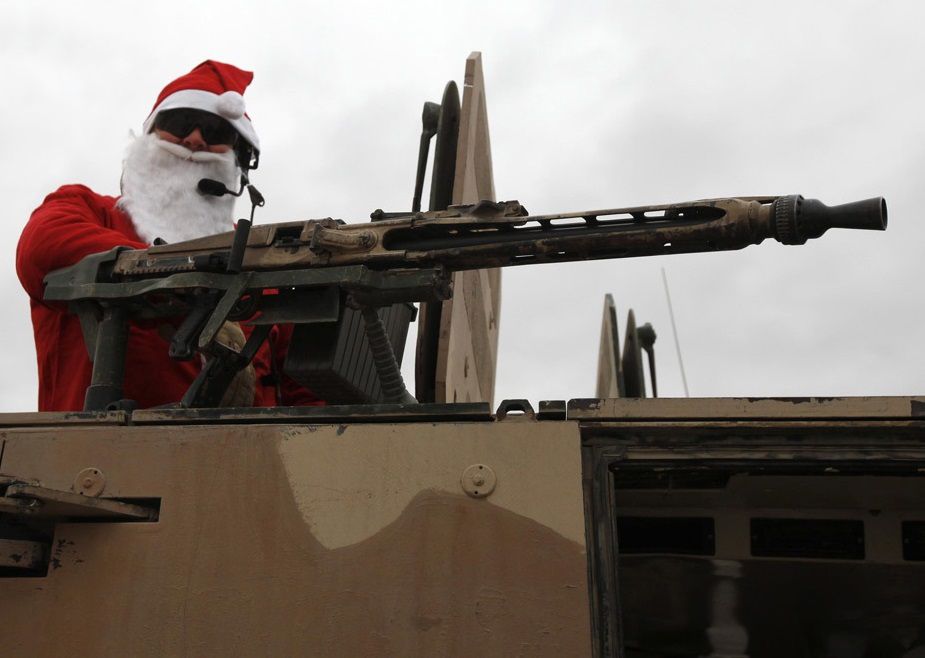 Немецкий военный в костюме Санта Клауса с пулемётом MG3 на бронированном автомобиле, провинция Кундуз, Афганистан.
