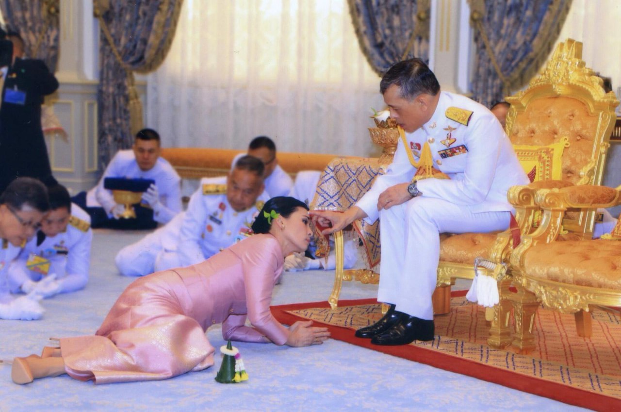 Фрагмент свадебной церемонии короля Таиланда Рамы Х и главы его охраны Сутхиды Вачиралонгкорн, 2019 г.