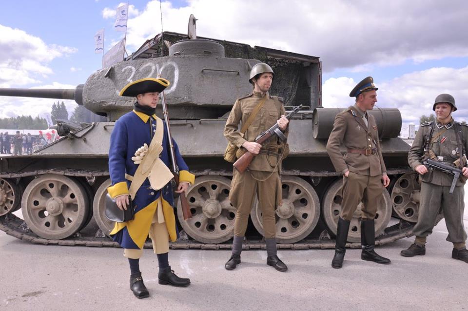 Воины разных эпох на фоне танка Т-34-85 в Эстонском национальном музее в Тарту, 2017 г.