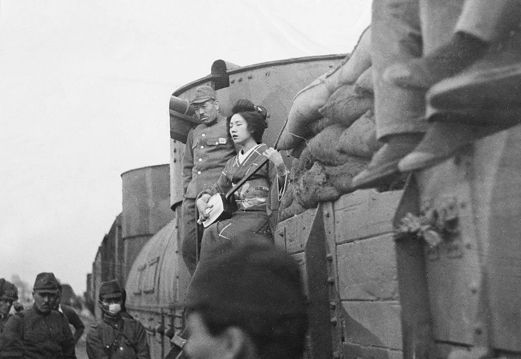 Гейша поет перед японскими военными во время оккупации Китая, 1938 г.