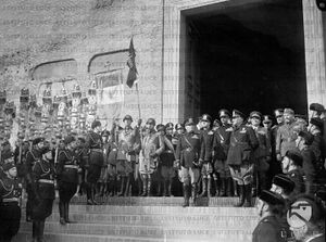 Mussolini colto in cima alla scalinata della Curia con i senatori e le altre personalità; sugli scalini sono schierati i Moschettieri del Duce 09.05.1939.jpg