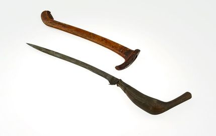 COLLECTIE TROPENMUSEUM Dolk (rencong) met rechthoekig gebogen hoornen greep en houten schede TMnr A-3732c.jpg