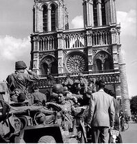 Солдаты Армии США возле Собора Парижской Богоматери Нотр-Дам де Пари. Франция. Париж. ВМВ. Август 1944 г..jpg