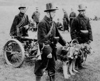 Бельгийские солдаты с собачьей упряжкой, на которой установлен пулемёт Максима.jpg