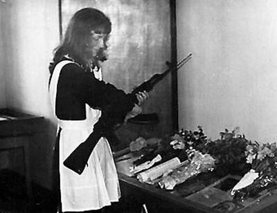 Советская школьница с автоматом.jpg