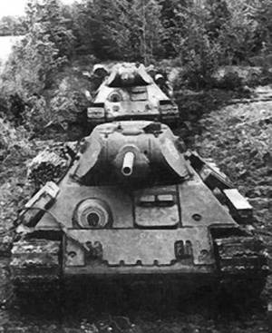 T-34 обр. 1941 года с дополнительной экранировкой корпуса в окрестностях Ленинграда. 1942г..jpg