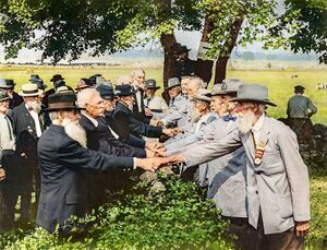Пожимающие друг другу руки ветераны на встрече в 50-ю годовщину битвы при Геттисберге, 1 июля 1913 г.jpg