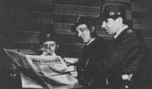 Старшины Карпатской Сечи читают газету Новая свобода.jpg