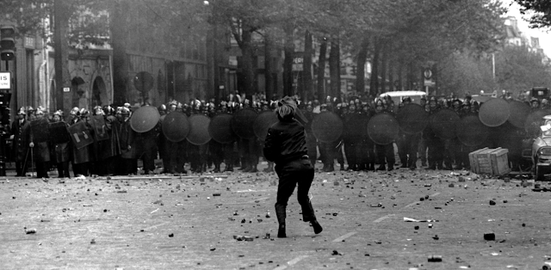 Manifestation riot demonstration émeute crs gendarme mobile crs 1968 a.png