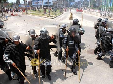 Maoists Singhadurbar picketing on sunday.jpg