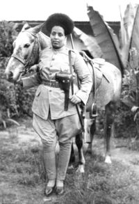 Эфиопская женщина-солдат готовится к борьбе с фашистской Италией Бенито Муссолини в 1935 году.jpg