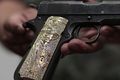 Инкрустированный золотом и бриллиантами пистолет, ранее принадлежавший участнику одного из наркокартелей Мексики.jpeg