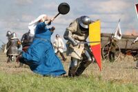 Случай на фестивале исторической реконструкции. Средневековая женщина бьет сковородой пехотинца, вероятно — своего мужа.jpg