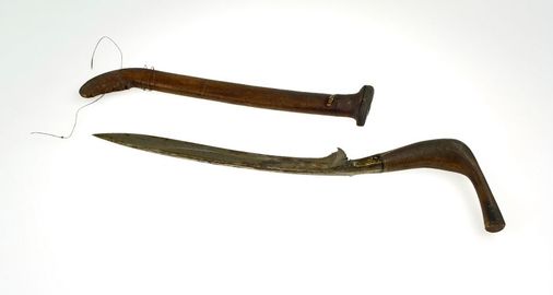 COLLECTIE TROPENMUSEUM Dolk (rencong) met rechthoekig gebogen hoornen greep en houten schede TMnr A-3732b.jpg
