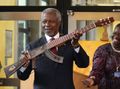 Генсек ООН Кофи Аннан демонстрирует гитару, сделанную из АК, Вена, Австрия, 11 сентября 2007 г..jpg