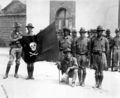 Американские военные позируют с трофейным флагом сандинистов. Никарагуа. Американская оккупация Никарагуа. 1932 г..jpg