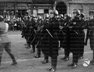 Moschettieri del duce attendono di montare la guardia alla Mostra della rivoluzione fascista in occasione delle manifestazioni svoltesi per la sua chiusura 28.10.1934.jpg