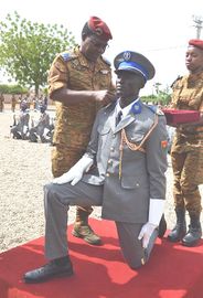 Le-chef-dEtat-major-général-des-armées-portant-lépaulette-au-major-de-la-promotion.jpg
