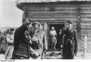 Bundesarchiv Bild 183-L19885, Russland, Heinz Guderian vor Gefechtsstand.jpg