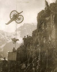 Альпы, Италия, 1915 год. Итальянские солдаты поднимают артиллерию, солдат и собаку на гору..jpg