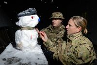 Британские женщины-солдаты лепят снеговика после первого сильного снегопада в Афганистане впервые за 8 лет, 2014 г.jpg
