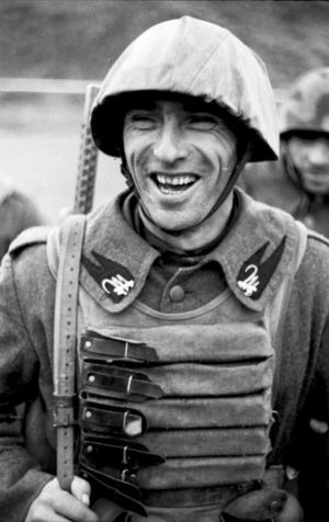 Bundesarchiv Bild 101I-307-0768-20A, Italien, italienischer Soldat.jpg