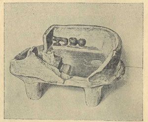 Глиняна модель житла, знайдена на поселенні Сушківка (розкопи В. Є. Козловської 1916 р )..jpg