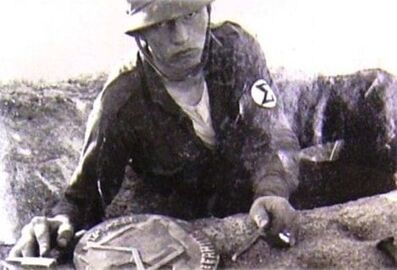 Miliciano Integralista fixando placa do Sigma no topo do Pico Morumbi..jpg