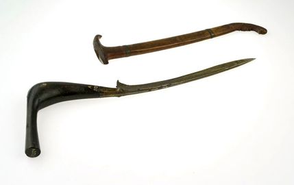 COLLECTIE TROPENMUSEUM Dolk (rencong) met rechthoekig gebogen hoornen greep en houten schede TMnr A-3735.jpg