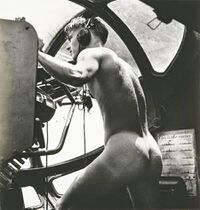 Обнажённый пулеметчик возвращается на свой пост, после того, как спас сбитого пилота морской авиации, Ворая мировая война.jpg