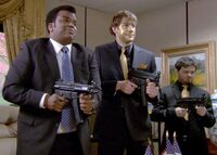 Президент джексон золотое лицо и его напарник с пистолетами-пулемётами Heckler & Koch MP5K-PDW.jpg