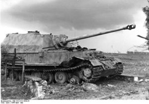 Bundesarchiv Bild 101I-313-1004-25, Italien, Panzer -Elefant-.jpg
