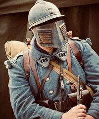 Французский солдат в шлеме Адриана M15 с защитной маской. Первая мировая война..jpg
