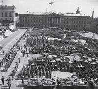 Парад військової техніки ЗС Фінляндії на центральній площі Гельсінкі, 1964 рік..jpg