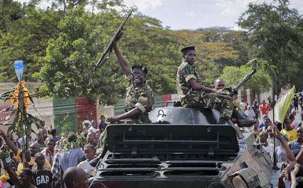 Soldat-militaire-arme-burundi-foule-manifestatnts.jpg
