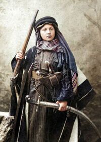 Юная девушка в арабской одежде и с османским оружием, Иерусалим, Османская Палестина, около 1900 г..jpg
